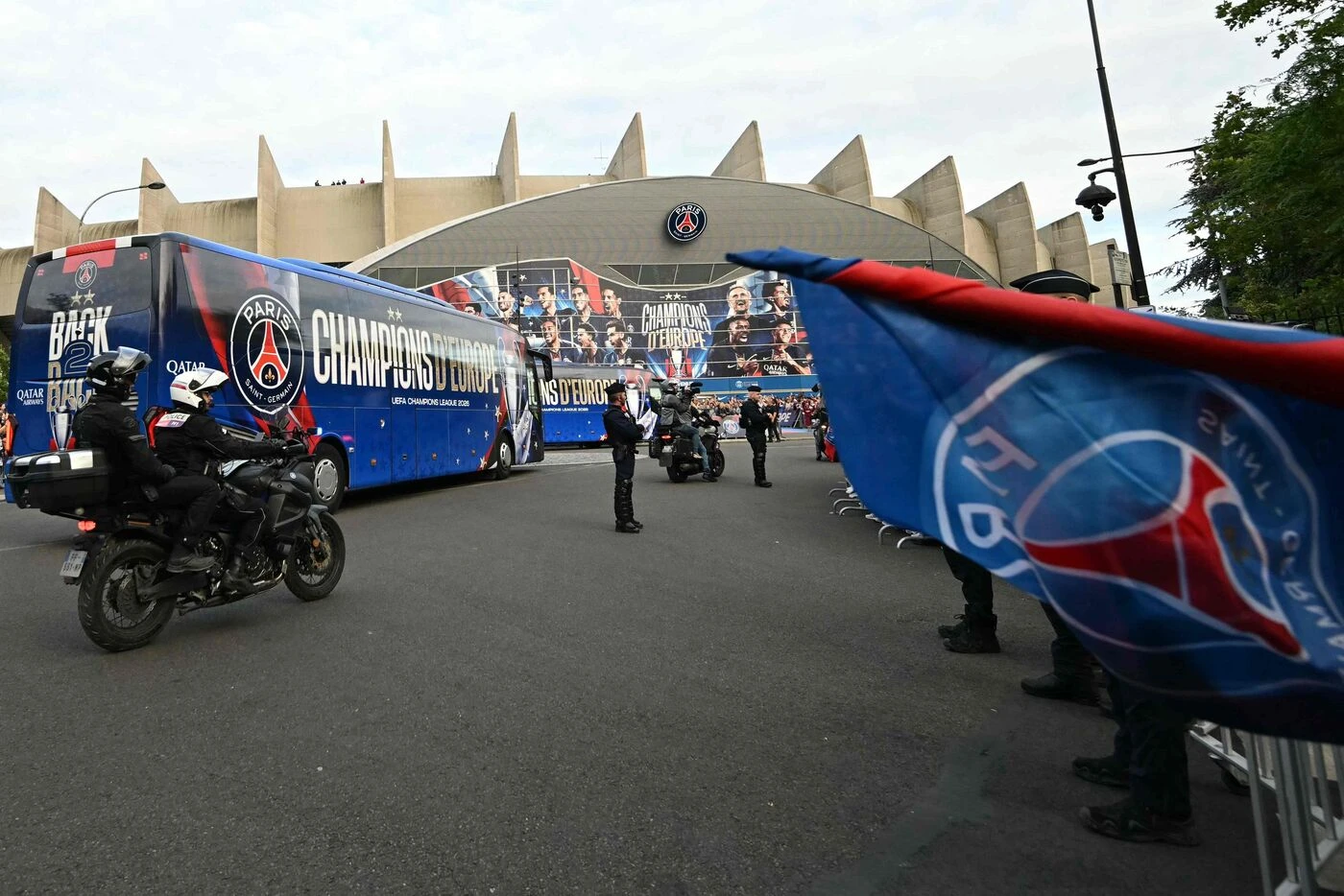 Le PSG champion d’Europe 2026 : tensions aux abords du Parc, des fauteurs de troubles tentent d’entrer de force dans le stade