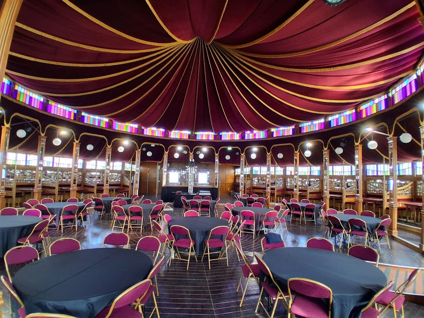 « Un lieu pour la fraternité » : à quoi va servir le Magic Mirrors, ce grand chapiteau installé à Corbeil ?