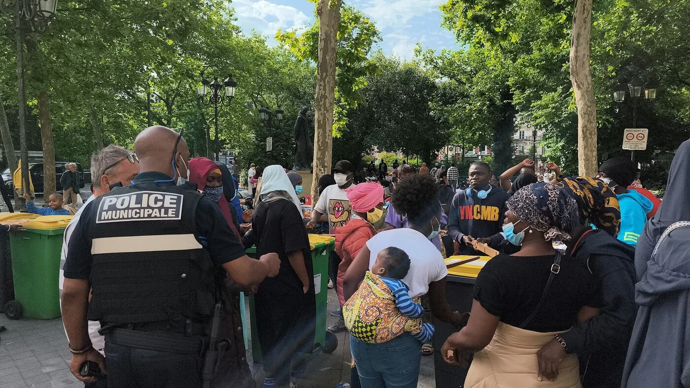 Paris : près de 300 migrants dont une centaine d’enfants sans abris ont passé la nuit devant la mairie du XIe