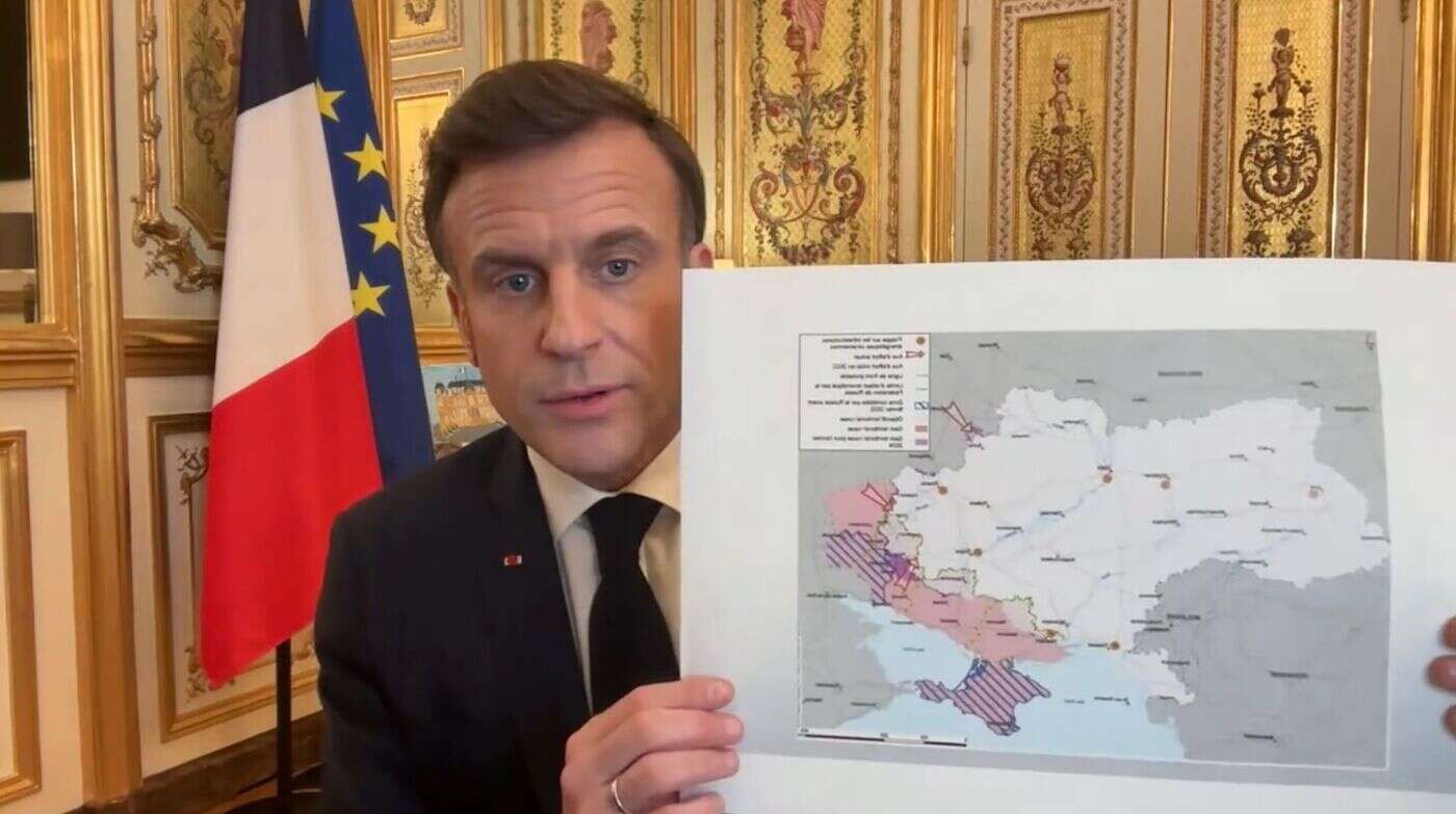 Non, Emmanuel Macron n’a pas tenu la carte de l’Ukraine à l’envers (même si elle l’était à l’écran)