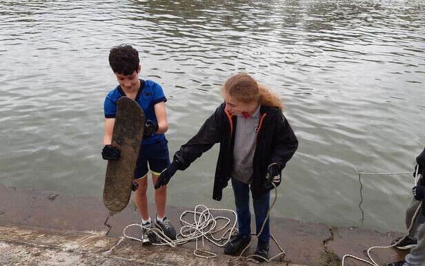 Trottinette, grilles de barbecue… les surprises de la première pêche à l’aimant dans la Seine à Courbevoie