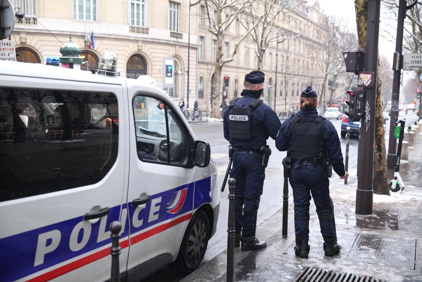 Paris : le braqueur de bijouterie au couteau s’empare de cinq Rolex pour 100 000 euros et prend la fuite en métro