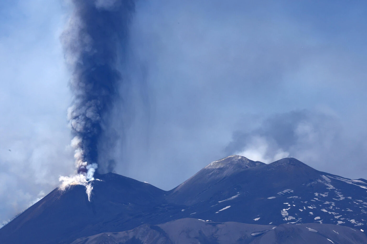 Italie : le volcan Etna entre en éruption, un épais nuage de fumée visible