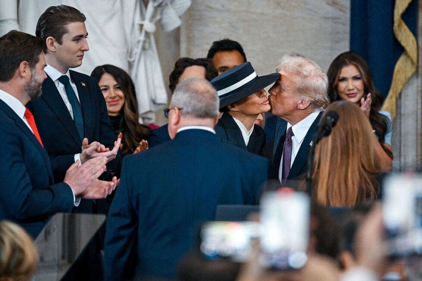 Chapeau large et baiser raté, l’énigmatique Melania Trump fait elle aussi son retour à la Maison-Blanche