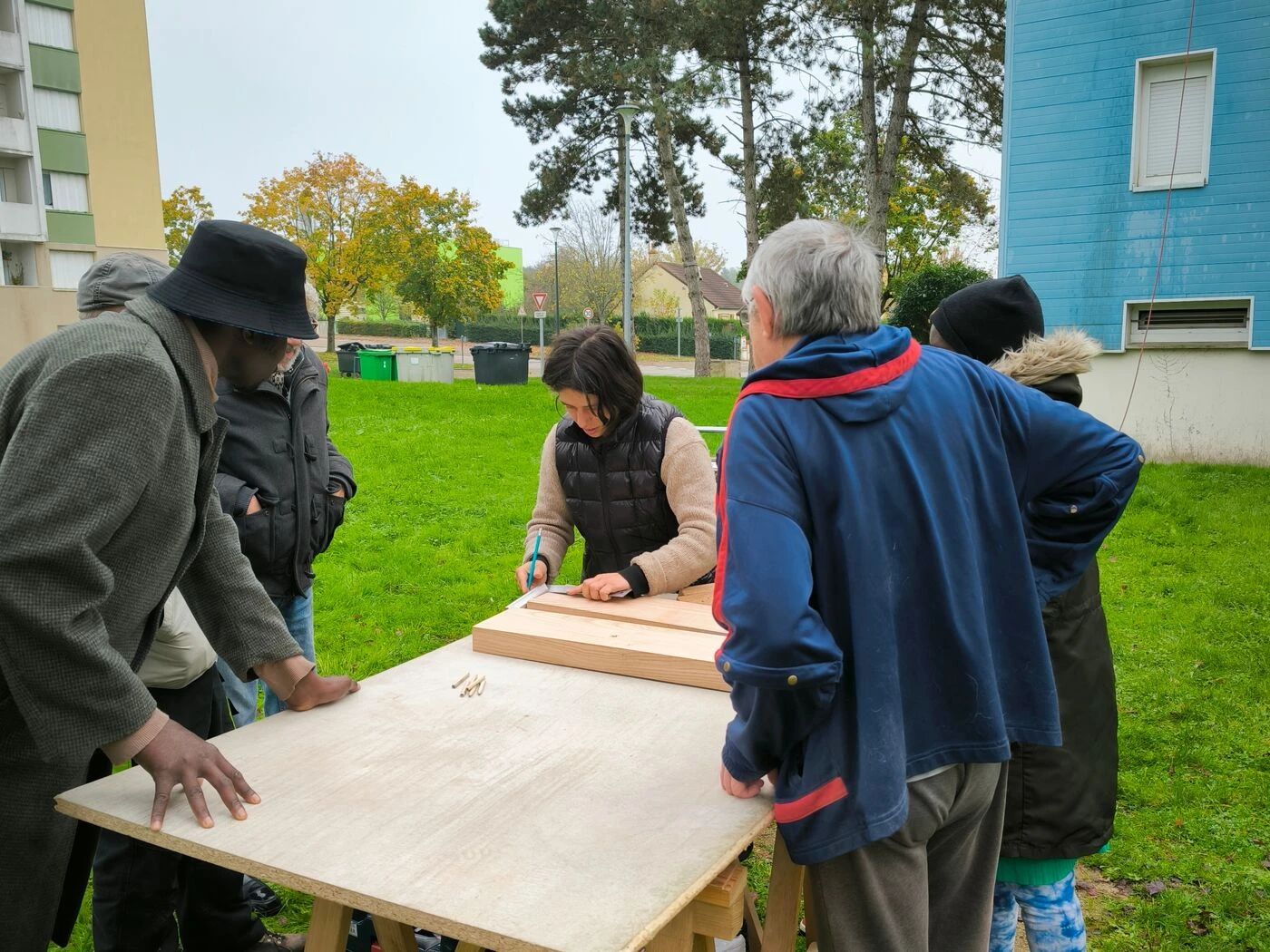 Eure-et-Loir : des bénévoles aident un quartier de Nogent-le-Rotrou à fabriquer son mobilier urbain