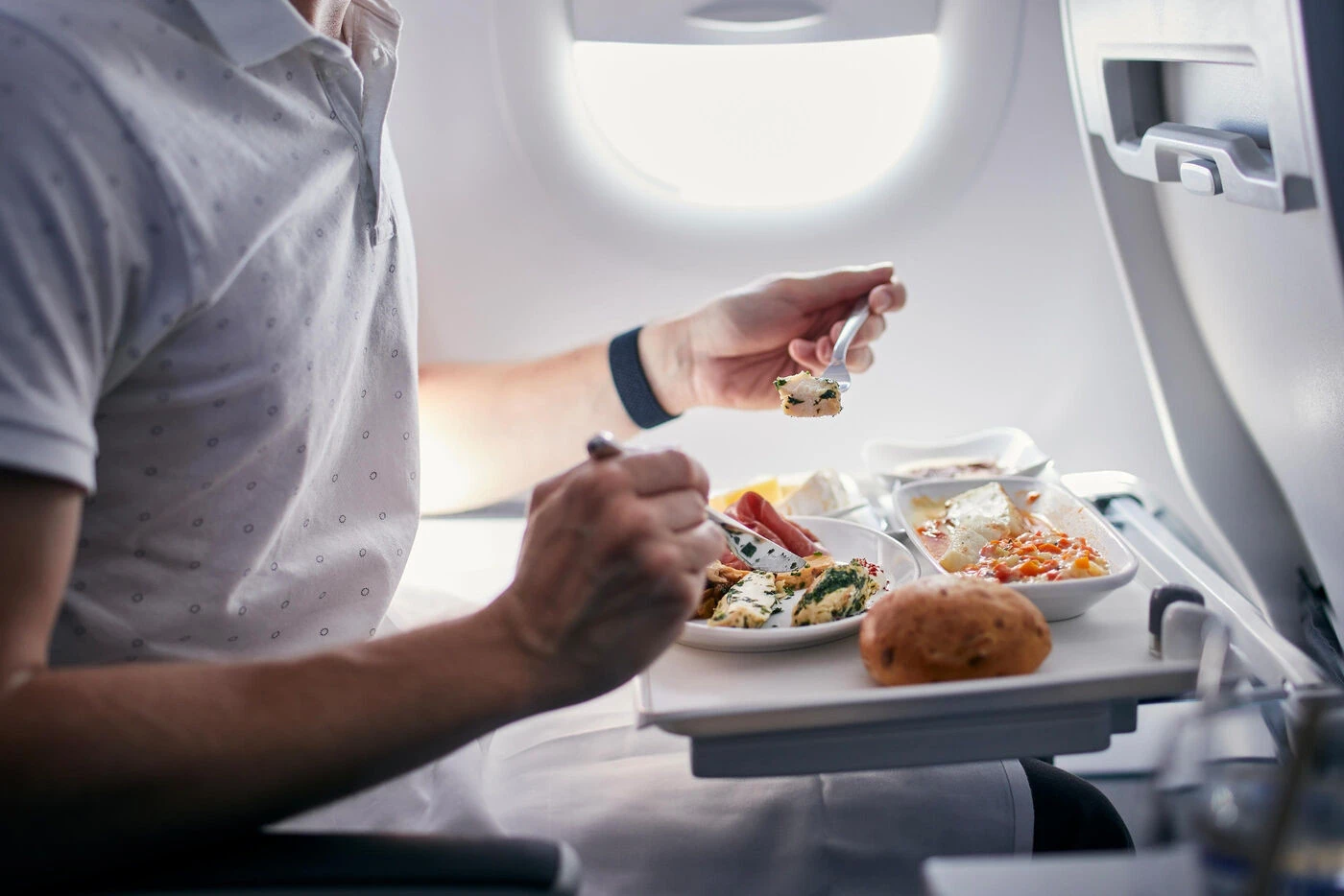 Une passagère allergique aux crevettes porte plainte contre Singapour Airlines, son vol avait dû atterrir d’urgence à Paris