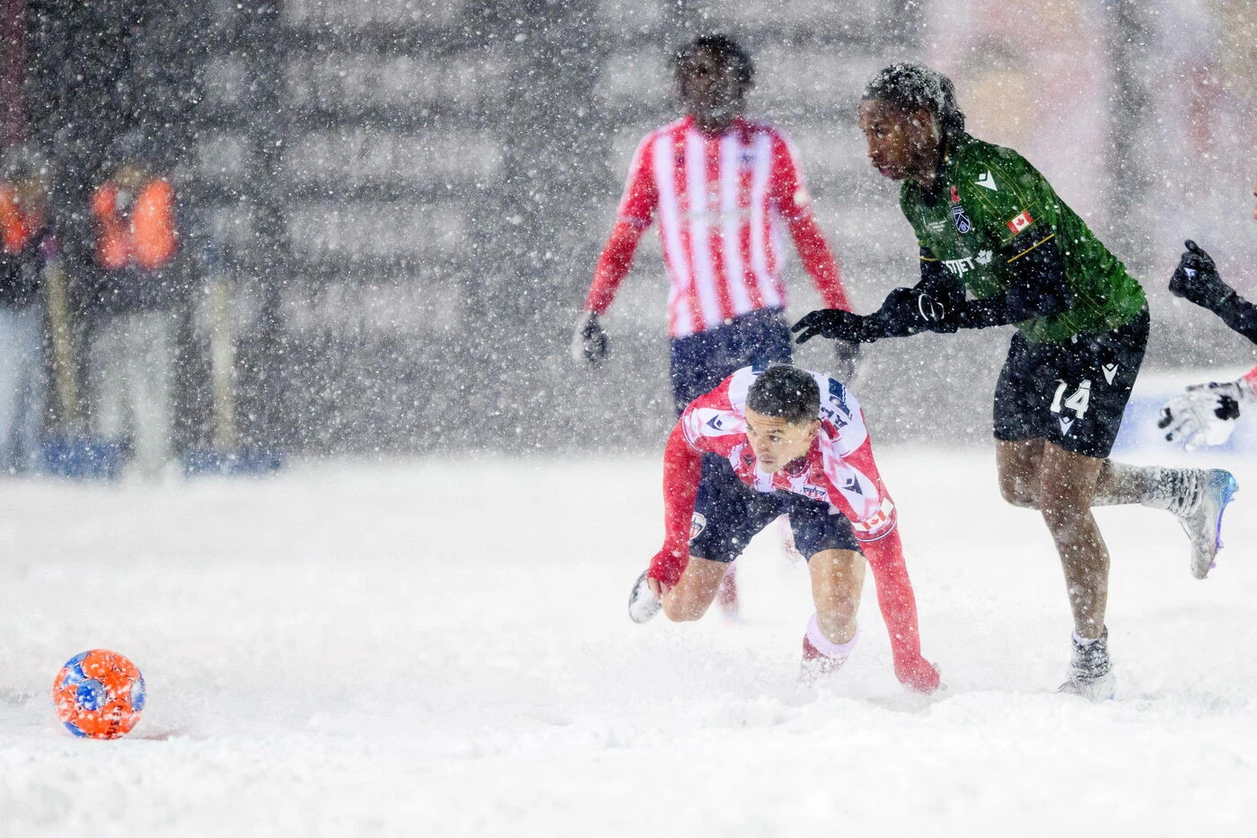 « Fous de jouer dans ces conditions » : 10 cm de neige, une heure d’interruption... L’incroyable finale de la Première ligue canadienne