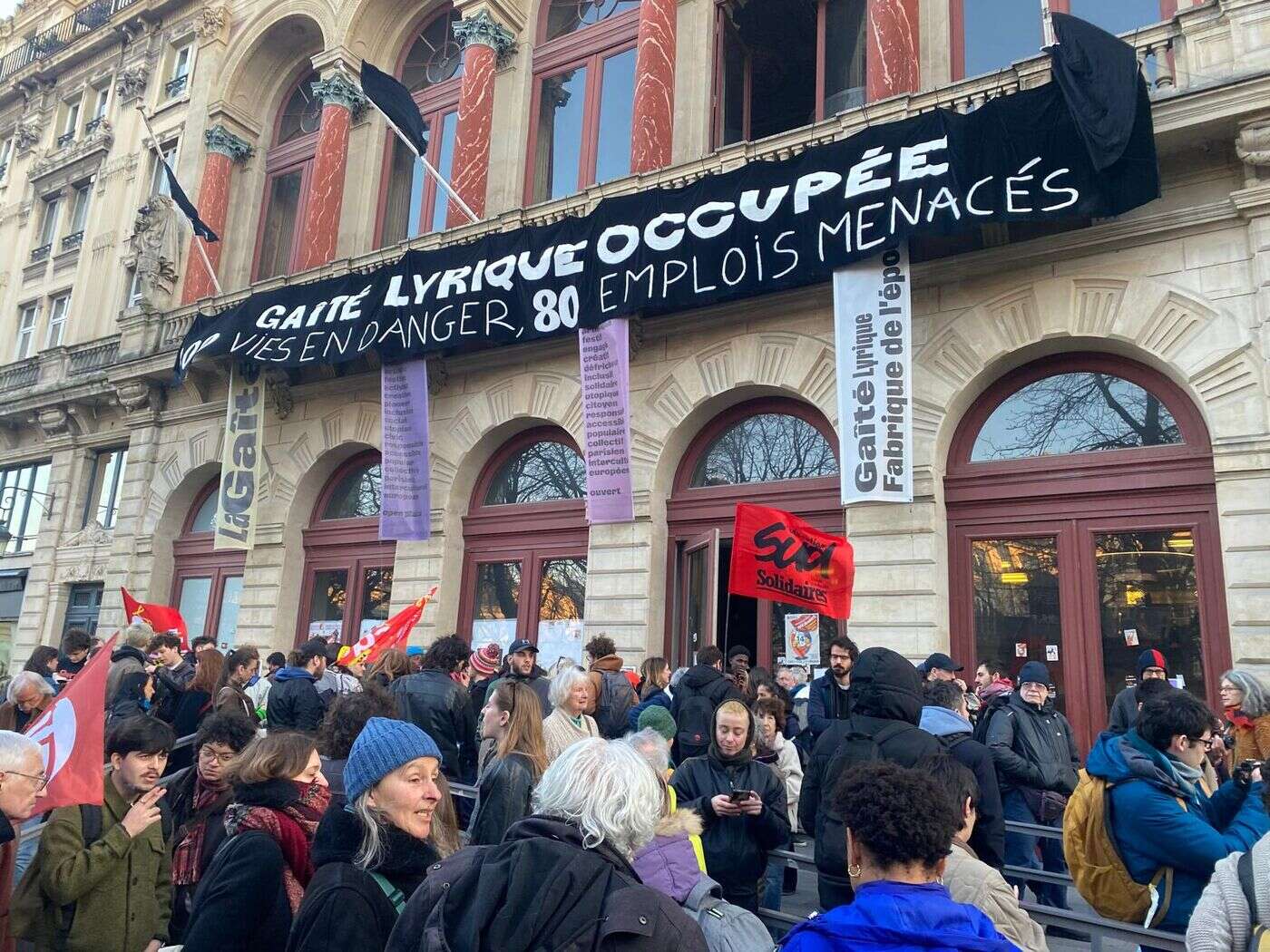 Paris : à la Gaîté lyrique, des centaines de manifestants et des premiers départs avant l’arrivée de la police