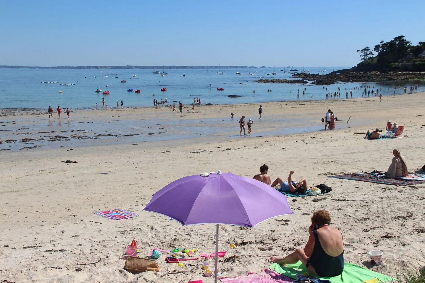 « Pas de vent et presque 30 °C ! » : c’est la canicule à la pointe Bretagne