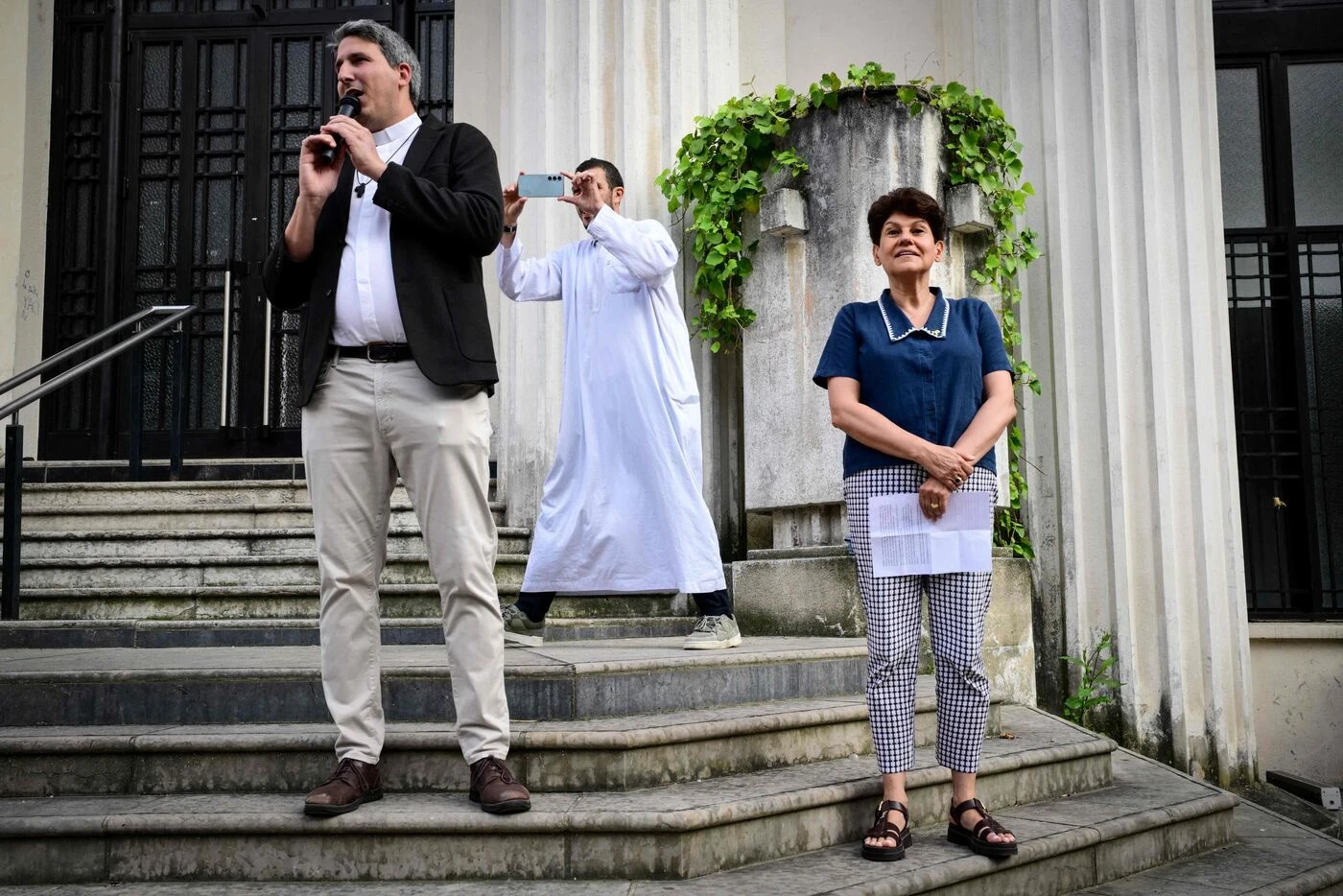 Villeurbanne : plus de 200 catholiques, juifs et musulmans marchent côte à côte après l’incendie d’un coran dans une mosquée