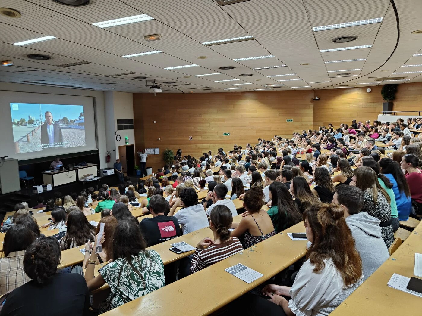 Un doctorant iranien qui avait dédié sa thèse à Ali Khamenei condamné pour « provocation à un acte de terrorisme en ligne »