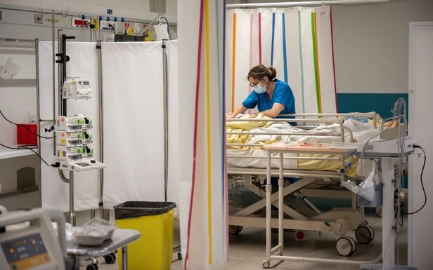 Covid-19 en France : 14 nouveaux décès et 1703 patients en soins critiques