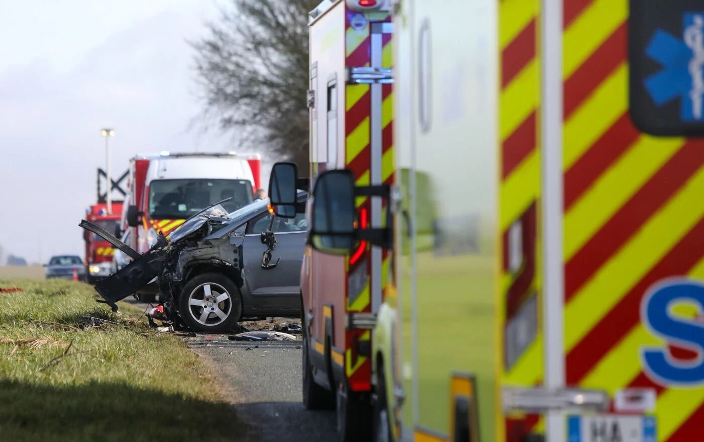 Somme : trois mineurs de 7, 8 et 17 ans meurent sur la route, le conducteur, 17 ans et frère des deux enfants, dans un état grave
