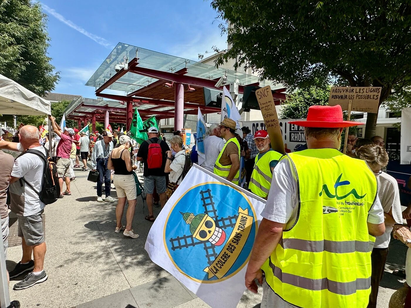 «On est tous dans la même galère» : après Limoges, la colère des sans-trains fait halte à Clermont-Ferrand