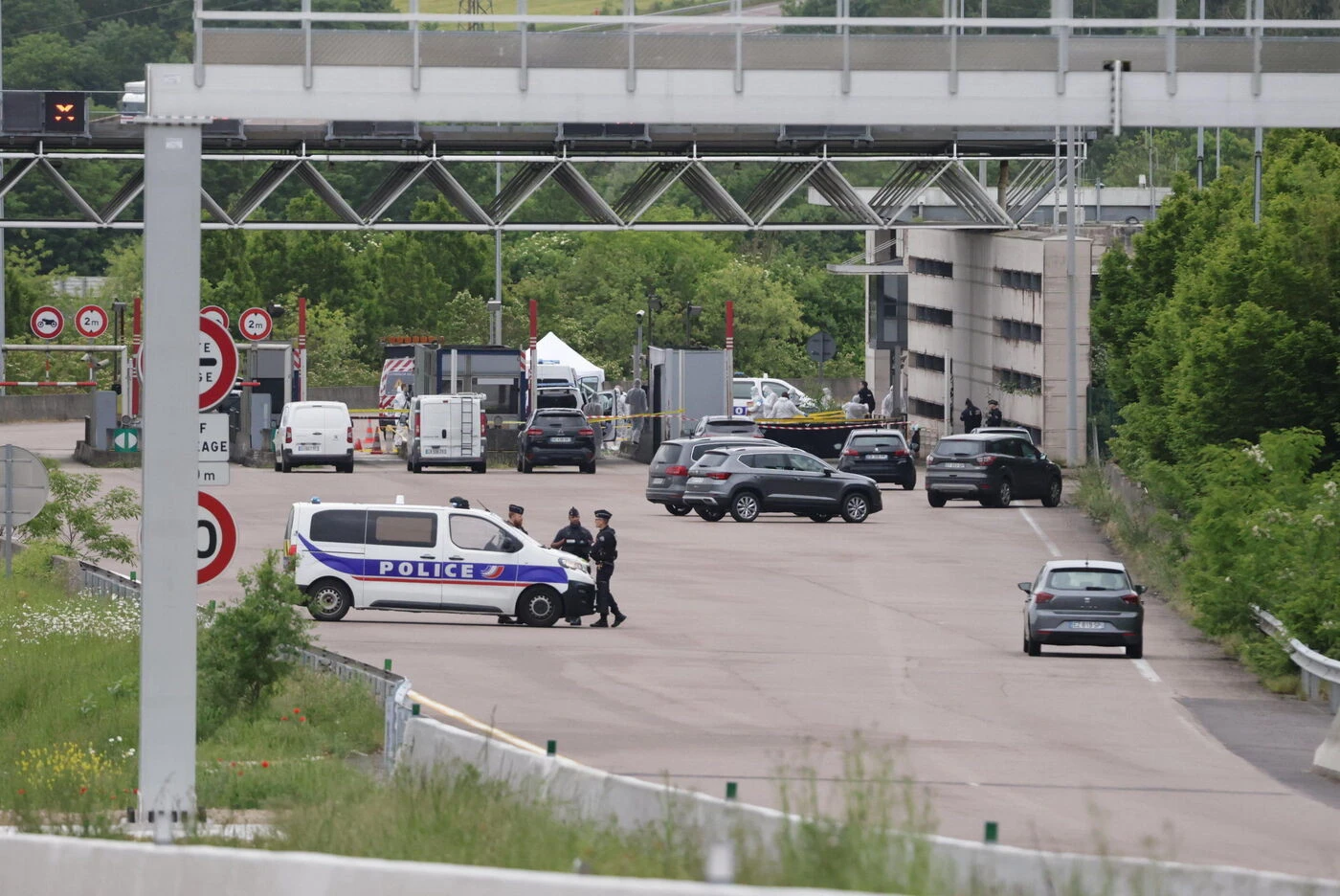 Évasion de Mohamed Amra : un an après la mort de deux agents pénitentiaires, Emmanuel Macron à Caen pour un hommage