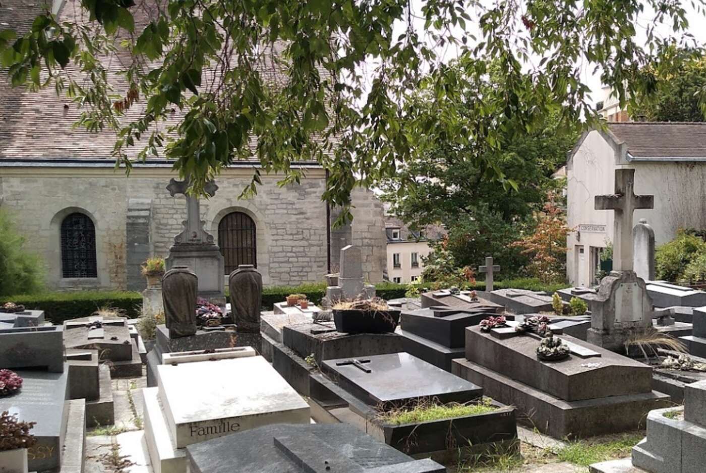 La tombe de l’écrivain d'extrême droite Robert Brasillach dégradée à Paris