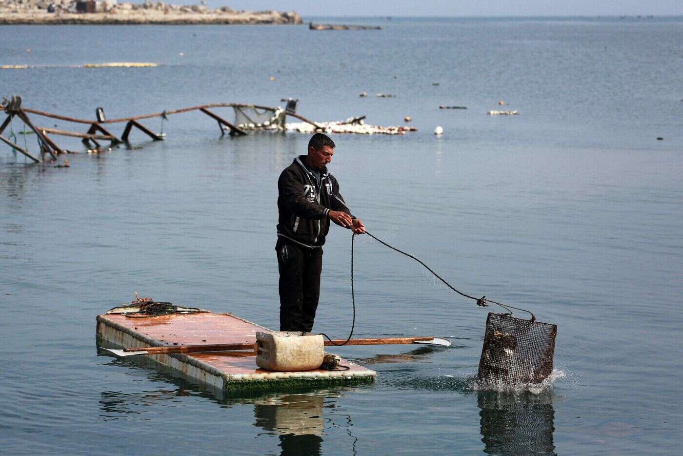 Leurs bateaux détruits, des pêcheurs de Gaza naviguent sur des portes de frigo transformées en paddles