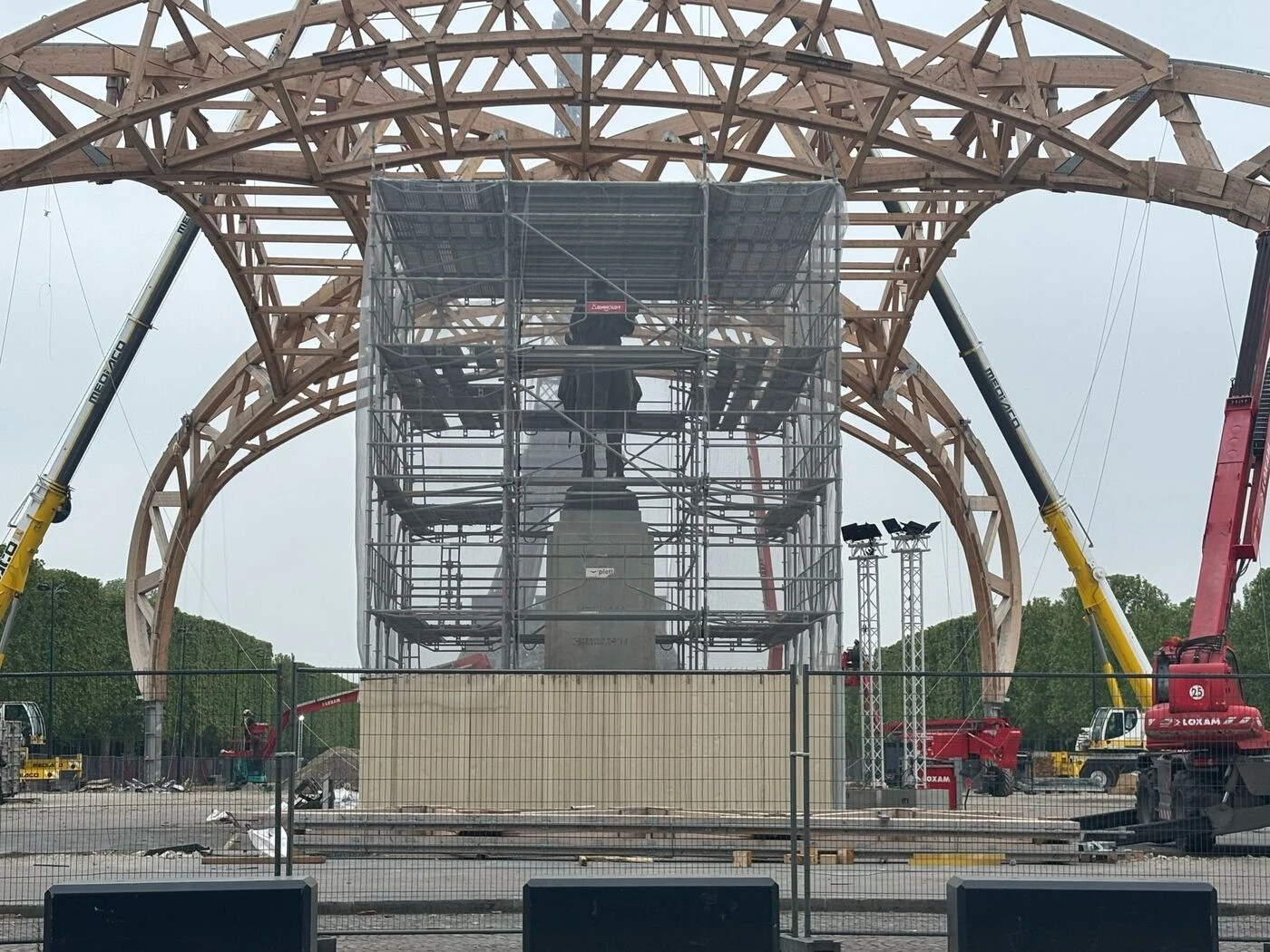 Paris : sur le Champ-de-Mars, la statue du maréchal Joffre « retrouve la lumière du jour »
