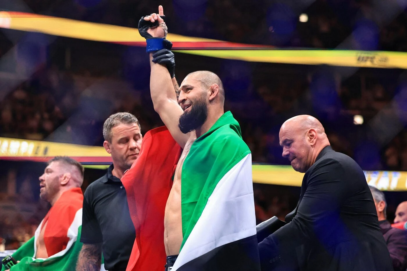 UFC : Khamzat Chimaev devient le roi des poids moyen après son éclatante victoire sur Dricus Du Plessis