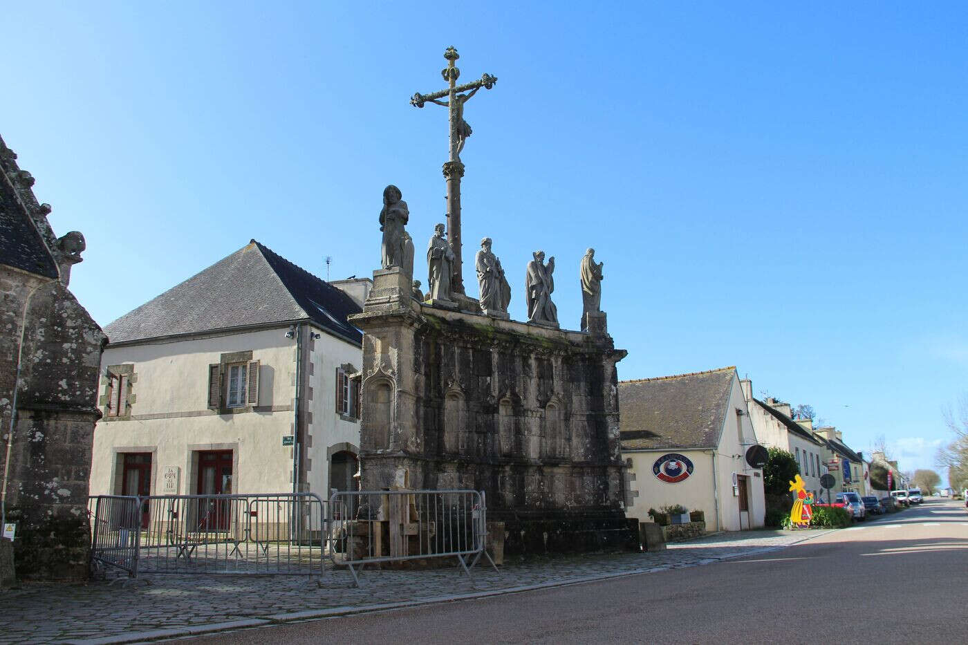 Endommagé par un chauffard ivre, ce calvaire breton exceptionnel est en péril