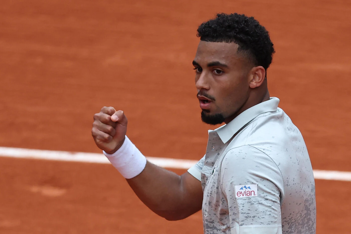 Roland-Garros : Arthur Fils remporte son premier match sur la terre battue parisienne