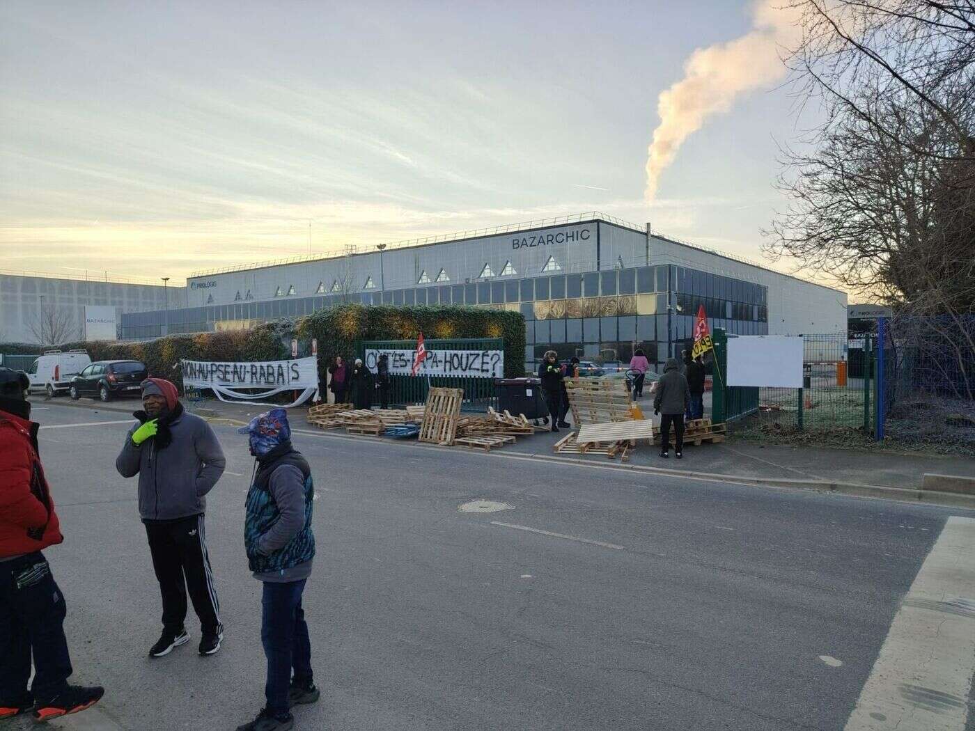 « Aucun camion n’entre ni ne sort » : deuxième jour de grève sur le site logistique de BazarChic