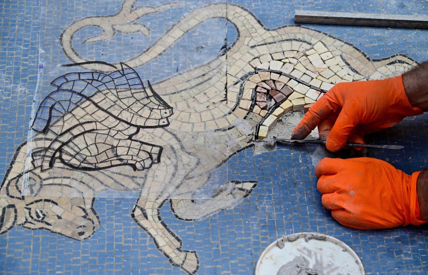 « Des pirouettes sur le talon » pour porter bonheur : les testicules d’un taureau en mosaïque abîmées à Milan
