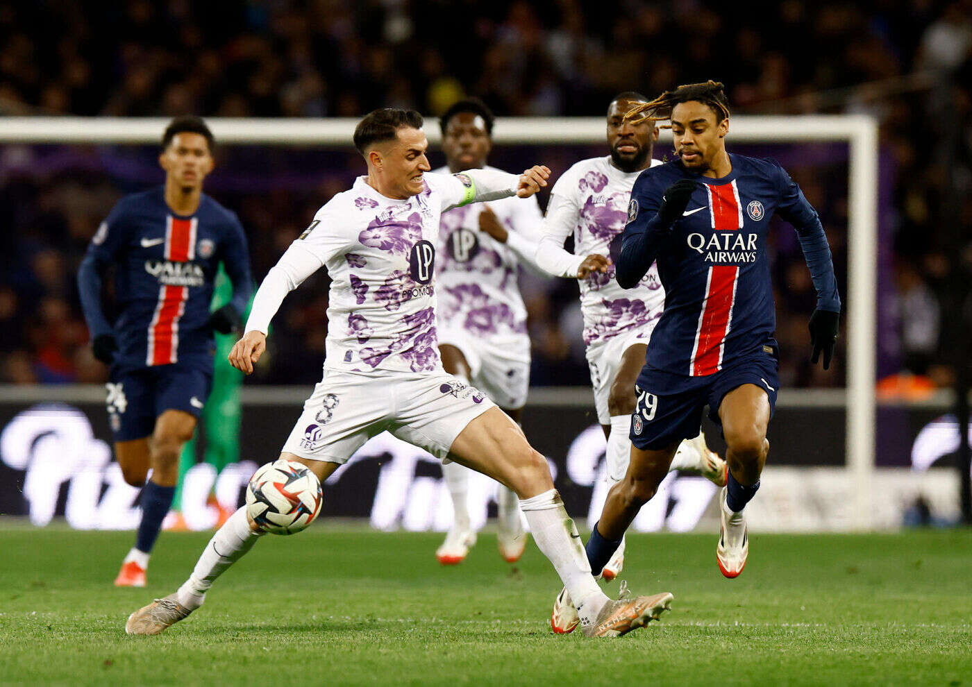 Toulouse-PSG : Luis Campos s’explique avec l’arbitre après l’énorme faute sur Bradley Barcola