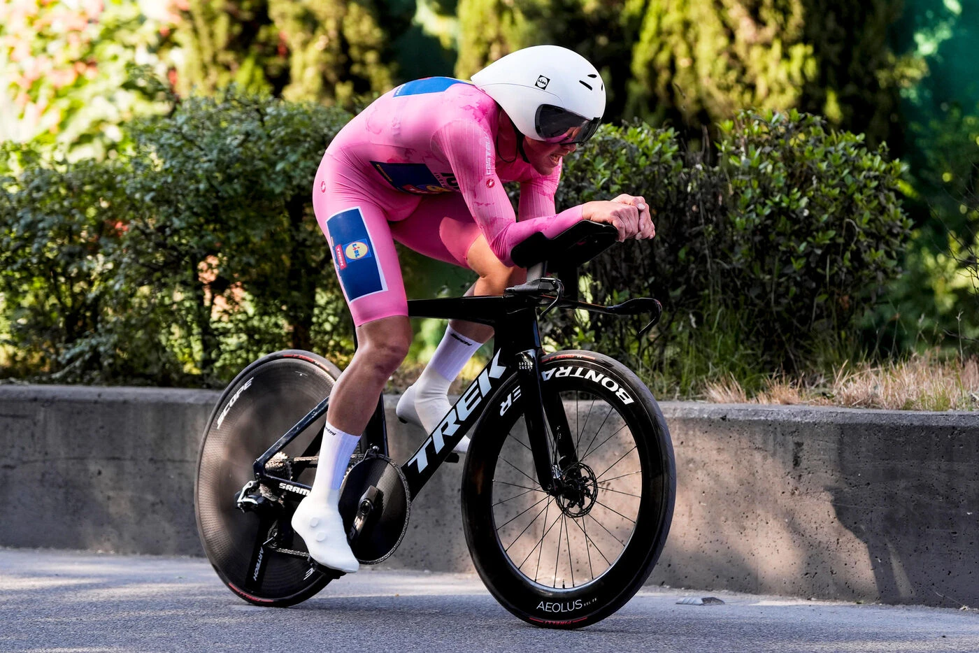 Cyclisme : les images de la grosse frayeur du Danois Mads Pedersen qui percute un enfant