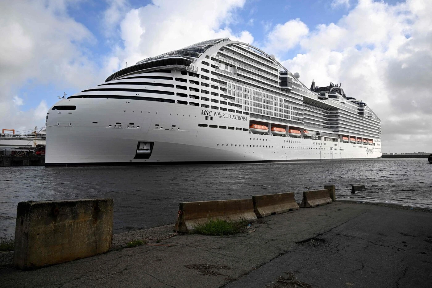 « On n’a ni eau ni électricité » : 8 500 personnes bloquées à bord d’un immense navire de croisière à 1 milliard d’euros