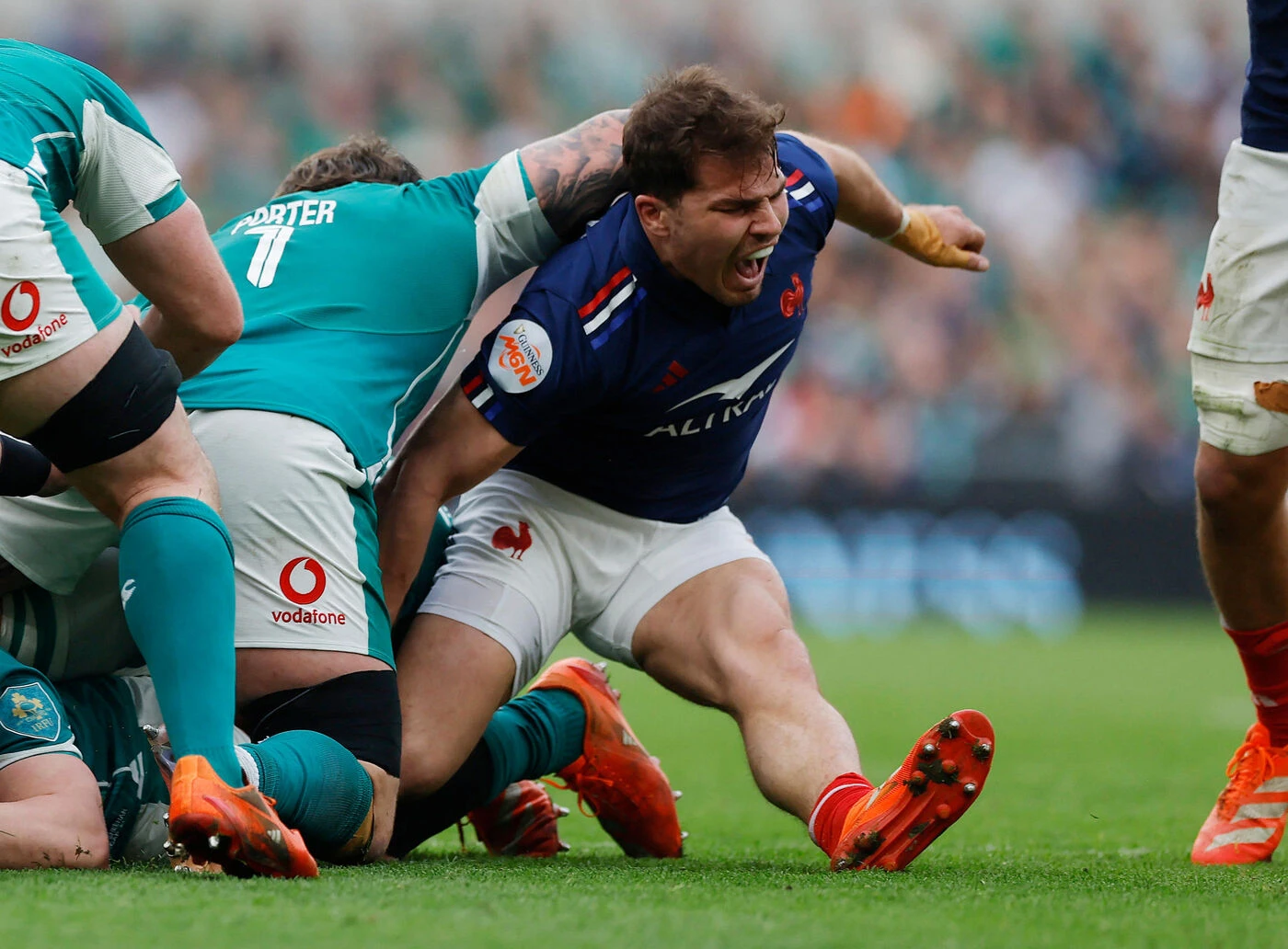 « Du jeu déloyal » : pourquoi il y avait faute sur l’action de la blessure d’Antoine Dupont lors d’Irlande-France