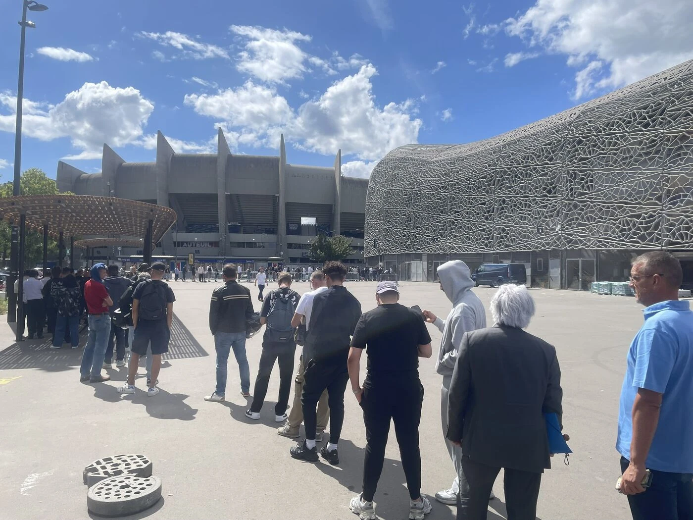 « Je patiente depuis plus d’une heure » : à Jean-Bouin, la longue attente pour obtenir son abonnement au Paris FC