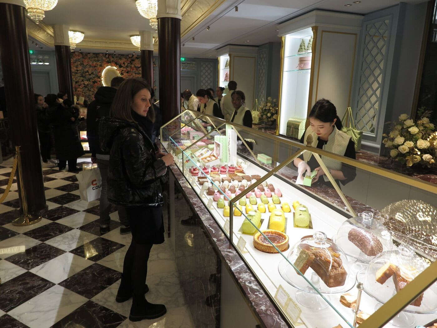 « Devinez combien on a payé ? » : à Paris, une influenceuse espagnole s’offusque du prix des macarons Ladurée