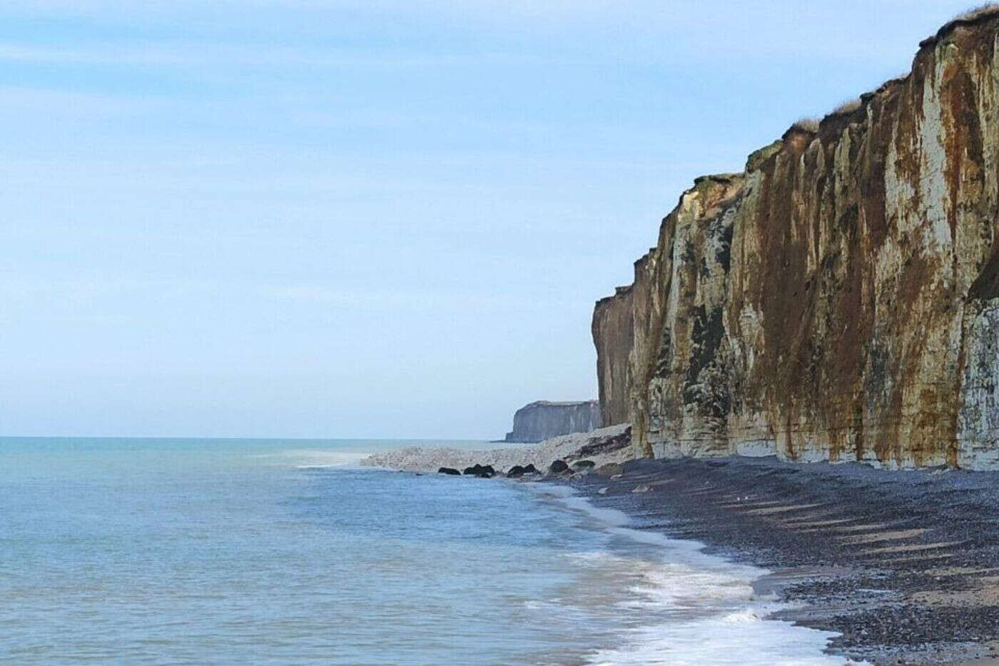 « Les promeneurs ne réalisent pas la dangerosité » : impressionnant éboulement de falaise entre Veules-les-Roses et Sotteville-sur-Mer