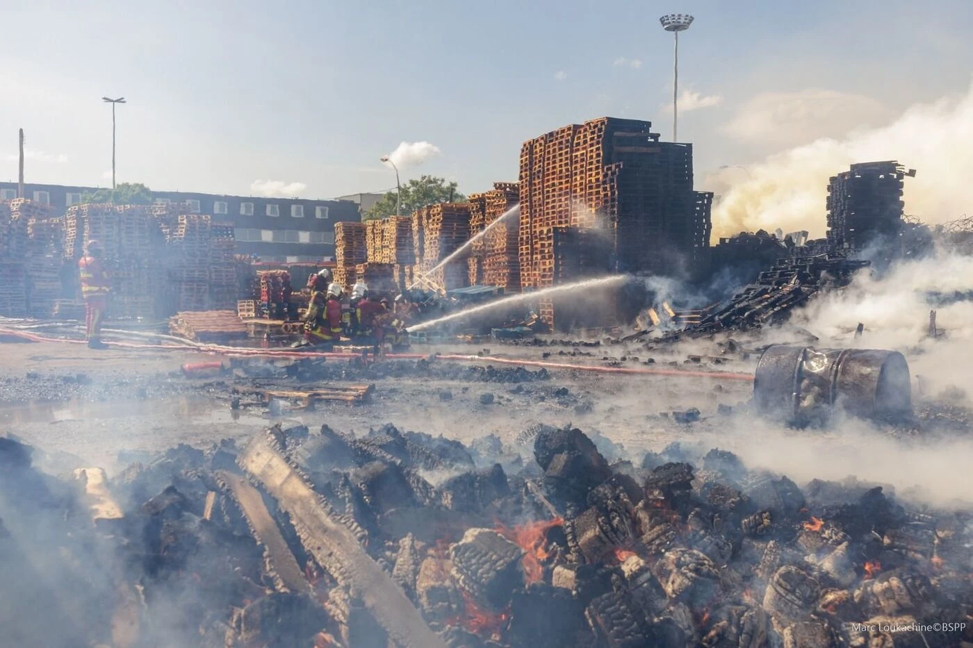 Bondy : plusieurs dizaines de pompiers mobilisés sur un feu de palettes en bois