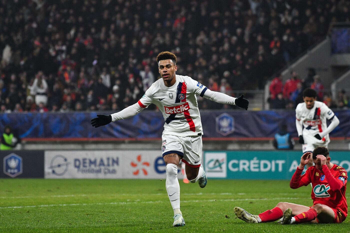 Le Mans-PSG : la vidéo de l’ouverture du score de Doué sur un joli cadeau du gardien adverse