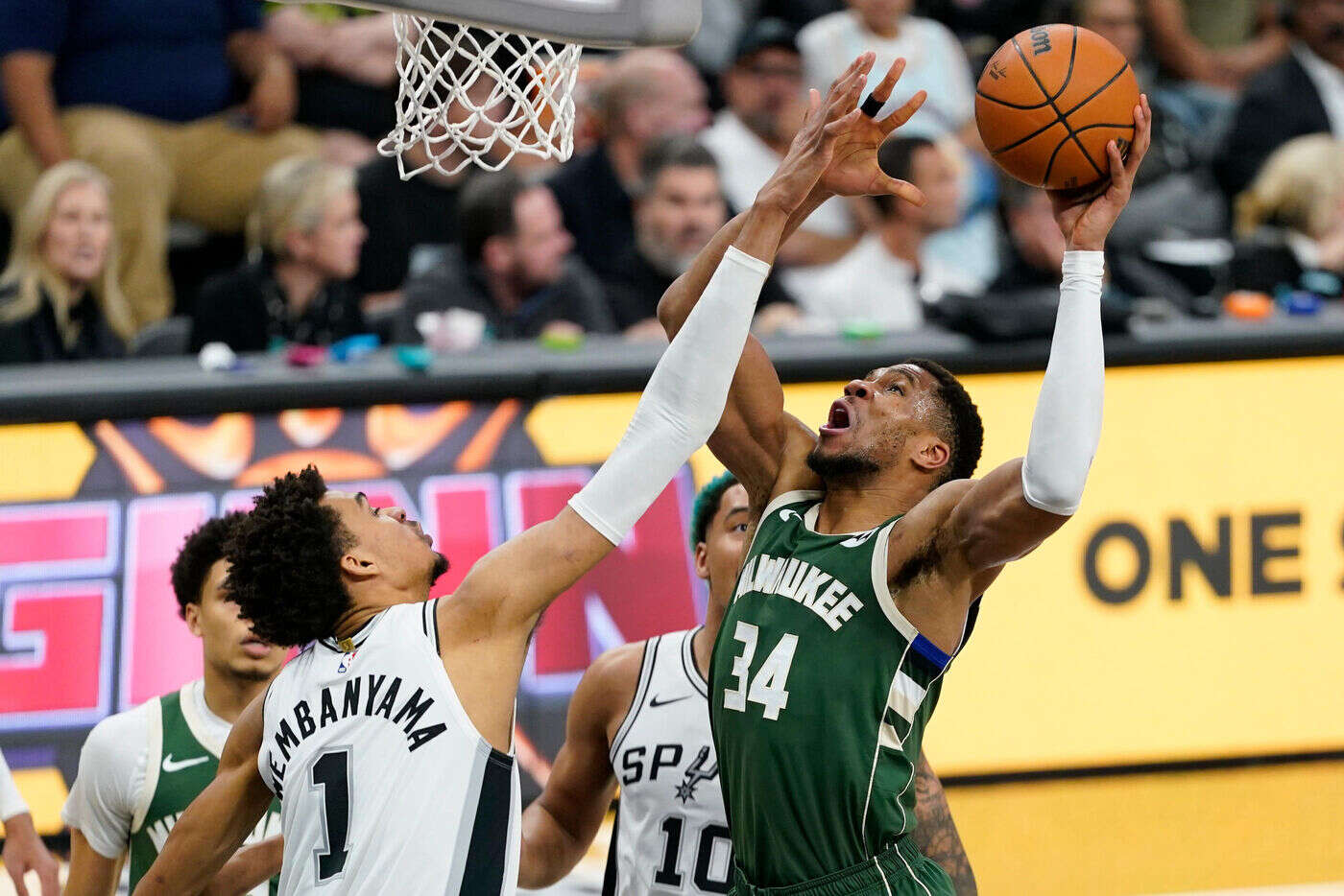 NBA : Victor Wembanyama dans ses habits de All-Star à l’occasion d’une victoire sur les Bucks d’Antetokounmpo