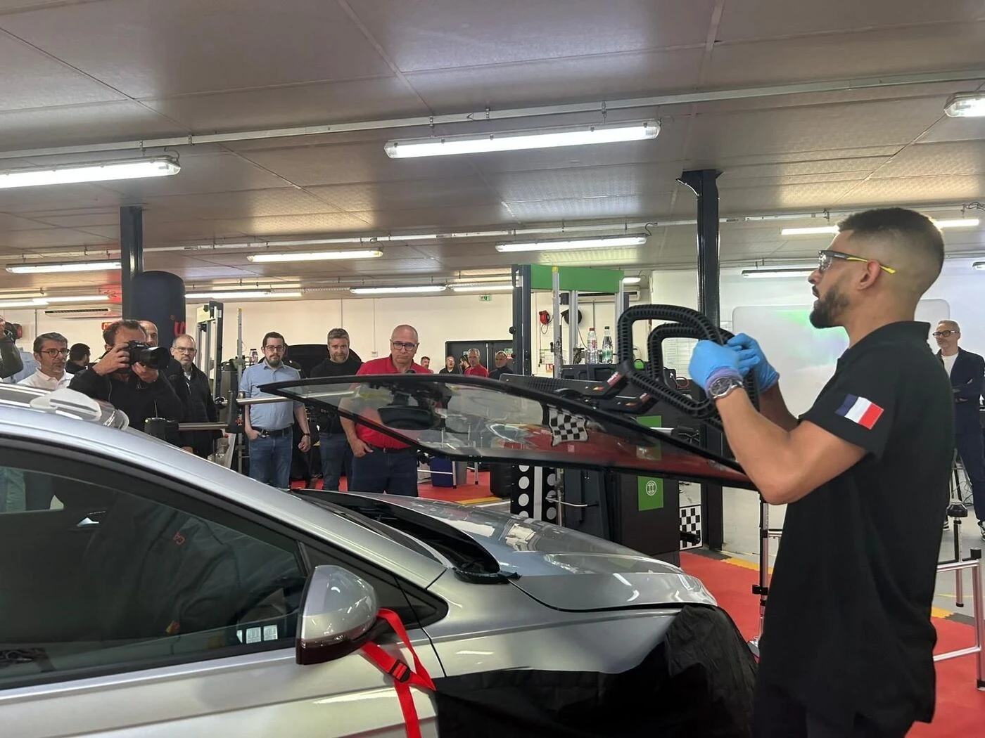 Dans les Yvelines, Kamel vise le titre de champion du monde de... remplacement de pare-brise !