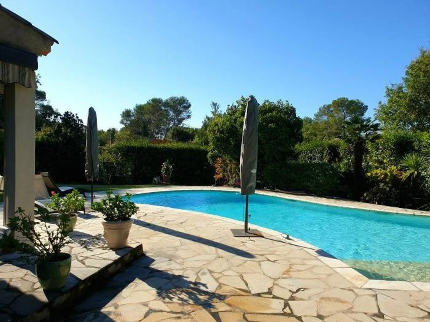 « S’adapter à une réalité nouvelle » : face aux sécheresses, faut-il en finir avec les piscines privées, passion très française ?