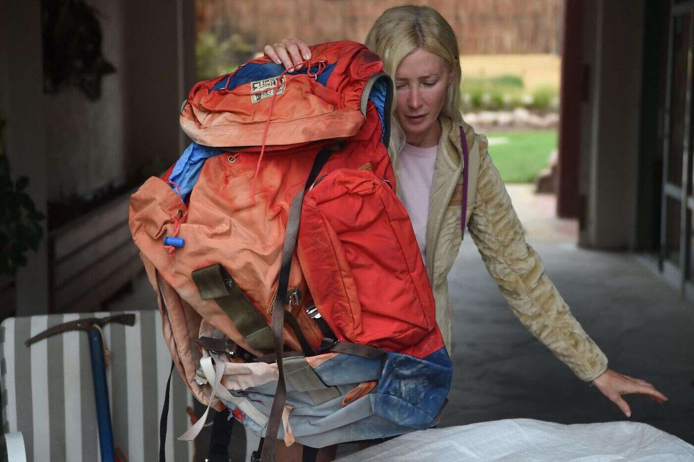 « C’était comme redécouvrir son histoire » : le sac à dos d’un alpiniste disparu il y a 40 ans libéré des glaces par ses filles