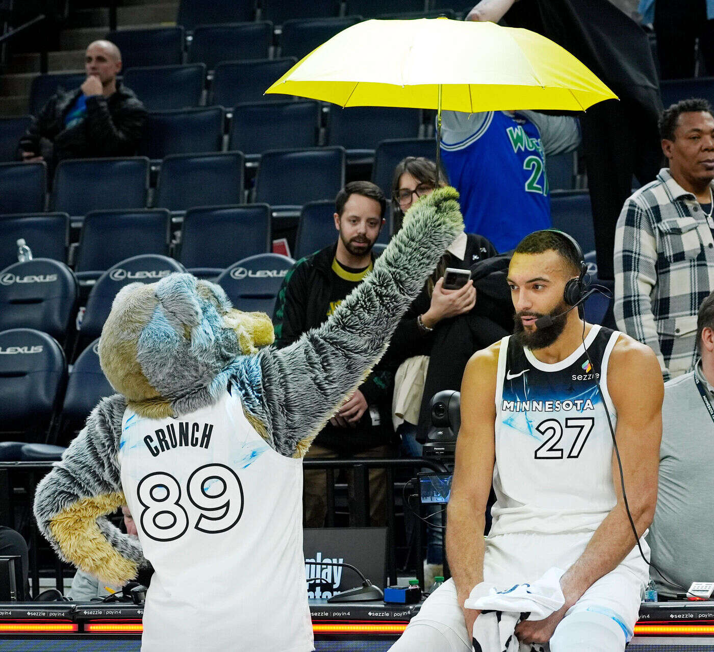 NBA : la frayeur de Rudy Gobert frôlé par la chute d’un morceau de l’écran géant sur le parquet en pleine rencontre