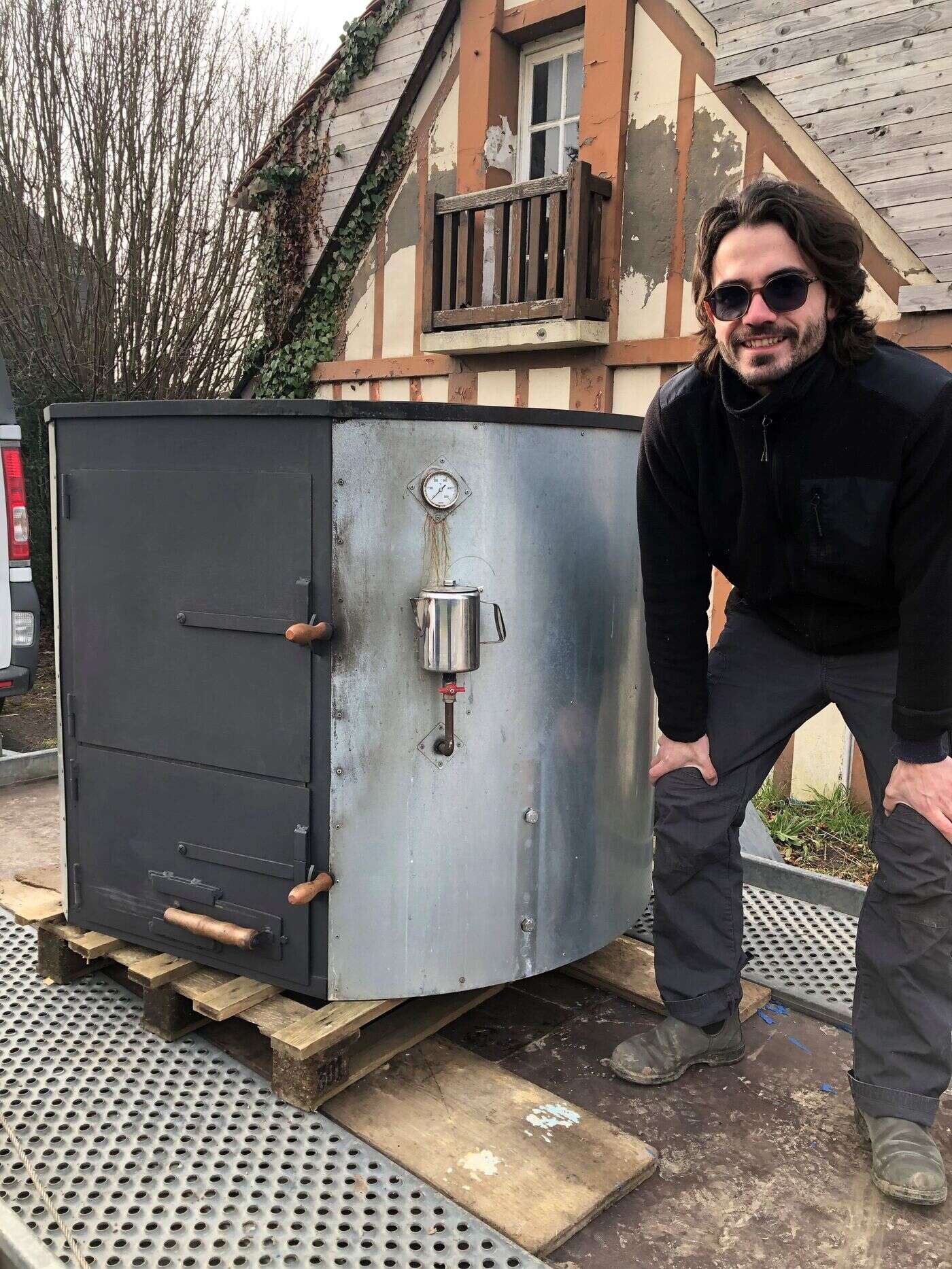 «Mon désir est d’être heureux et de voir des gens heureux» : à Rouen, un fournil itinérant pour produire au plus près des clients