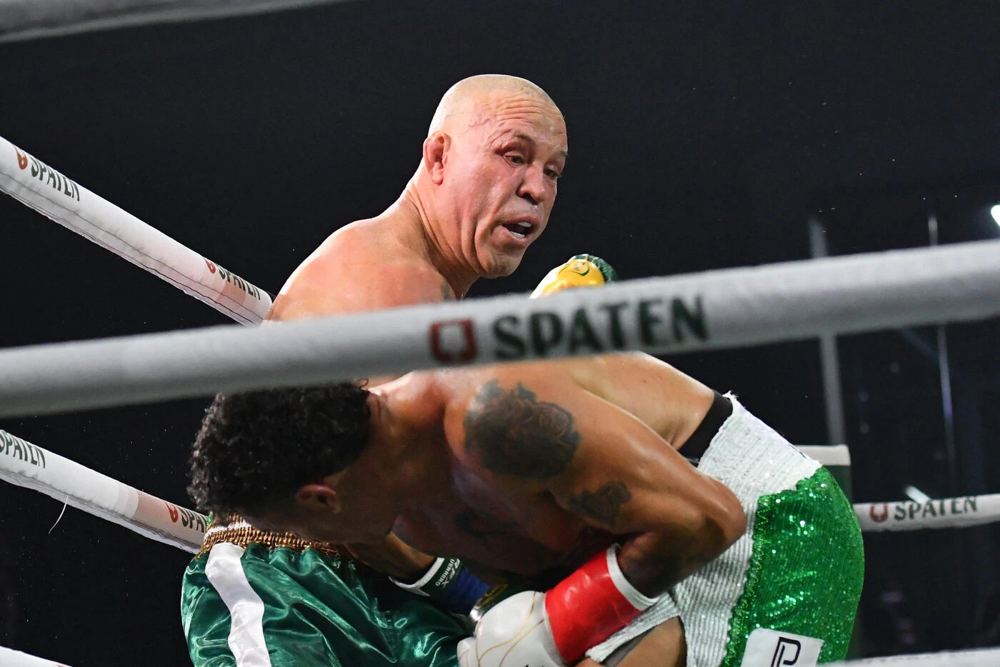 Boxe : les images spectaculaires du KO d’une légende de l’UFC par le fils de son adversaire lors d’une bagarre générale