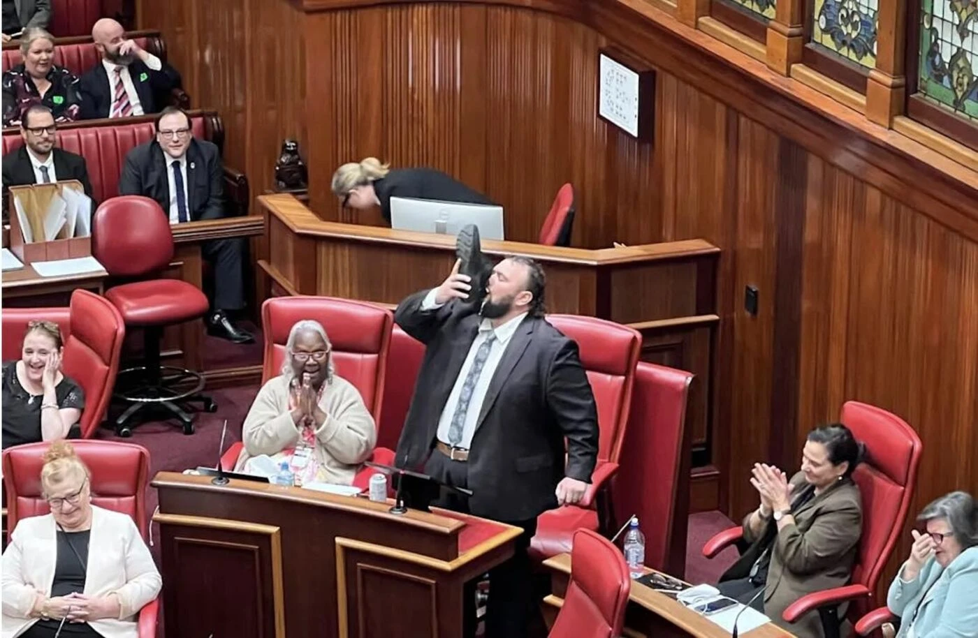 Pourquoi le député australien Kyle McGinn a-t-il retiré sa chaussure pour boire de la bière dedans ?