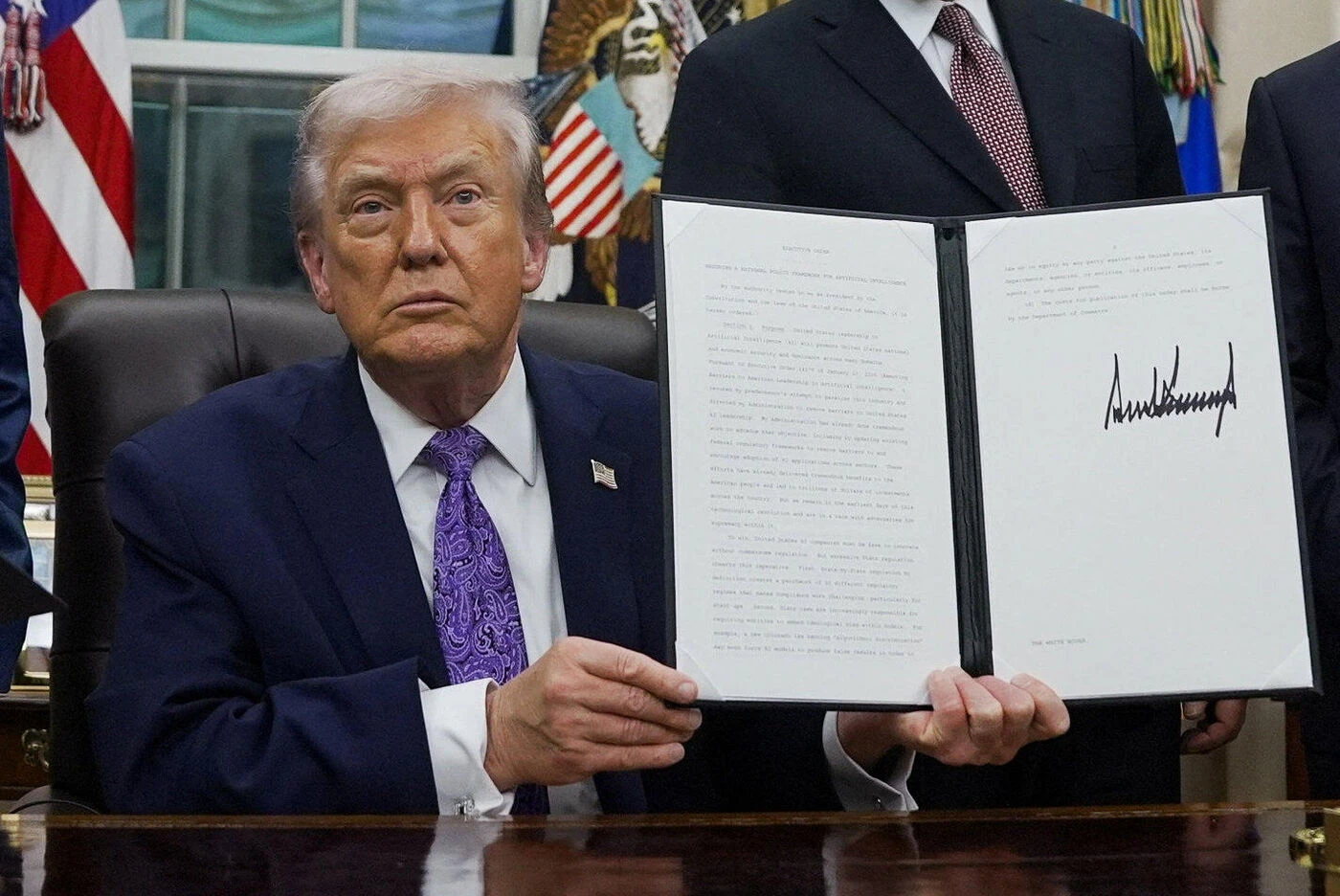 Il avait abrogé un décret de Biden encadrant l’intelligence artificielle, Trump finit par en promulguer un nouveau