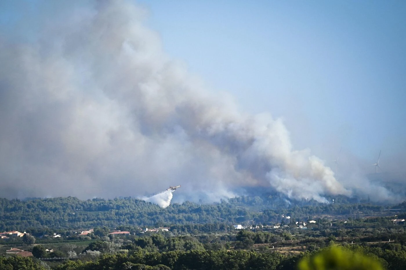 Hérault : un incendie se déclare entre Sète et Montpellier en raison de travaux de soudure, 350 pompiers mobilisés