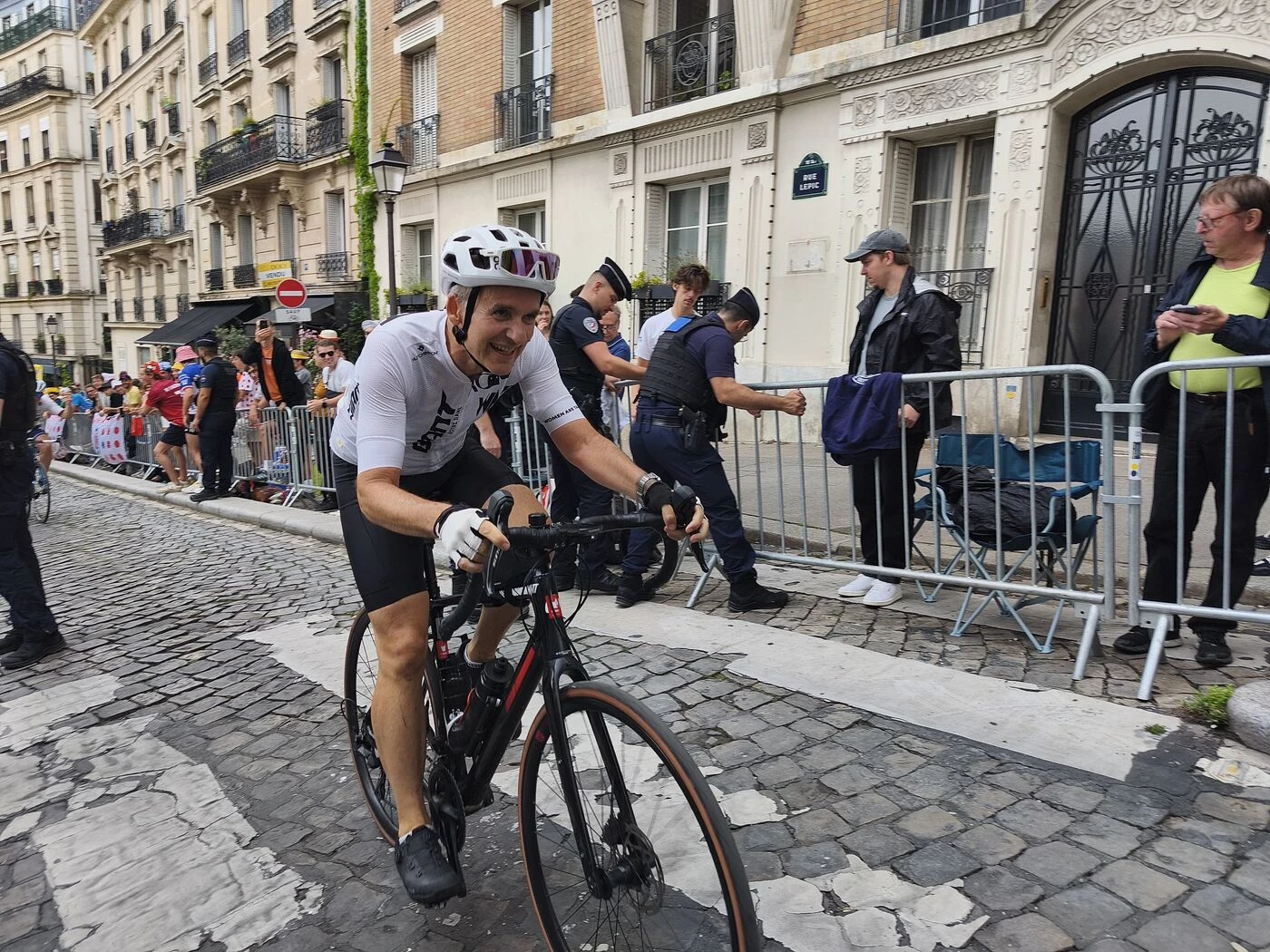 « J’en ai plein les pattes ! » : l’exploit de Jean-Luc enflamme Montmartre avant l’arrivée du Tour