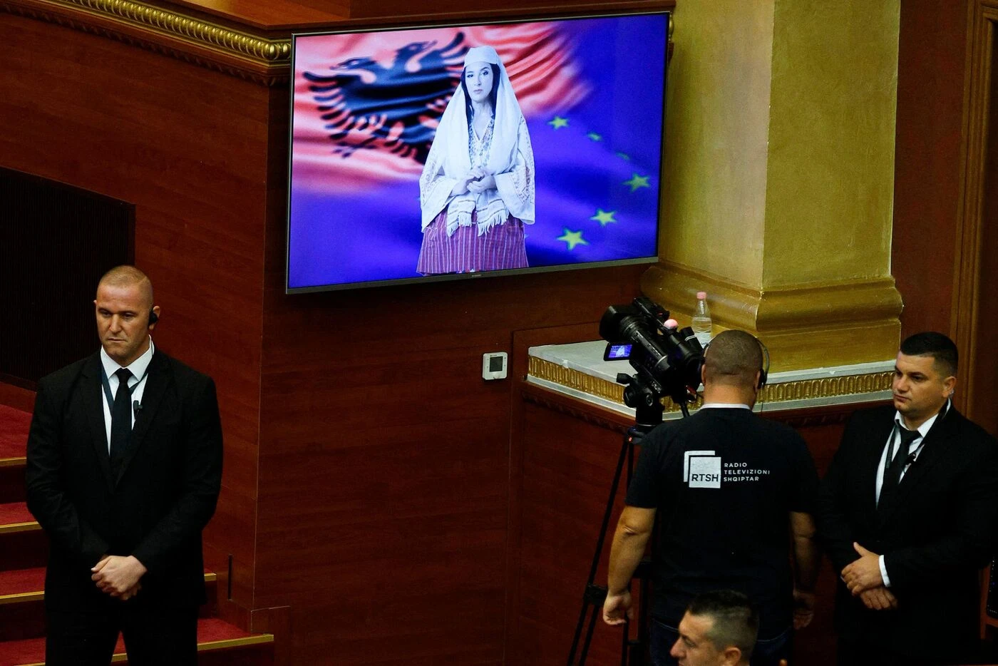 « Qui va la contrôler ? » : la nouvelle ministre albanaise générée par l’IA fait des débuts polémiques au Parlement