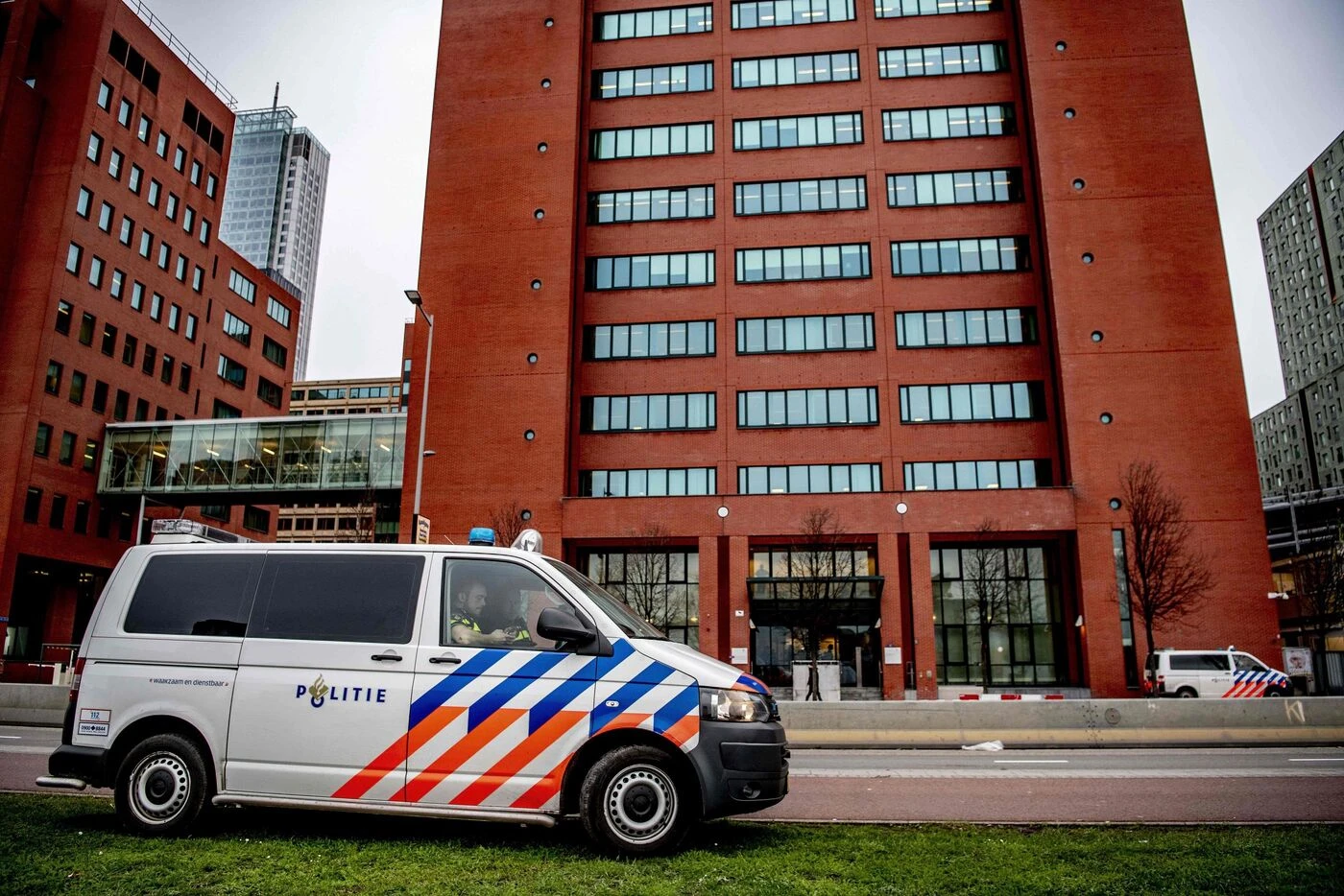 Un adolescent reçoit 2 500 euros pour tirer dans les jambes d’un inconnu et se tue accidentellement avec l’arme à feu