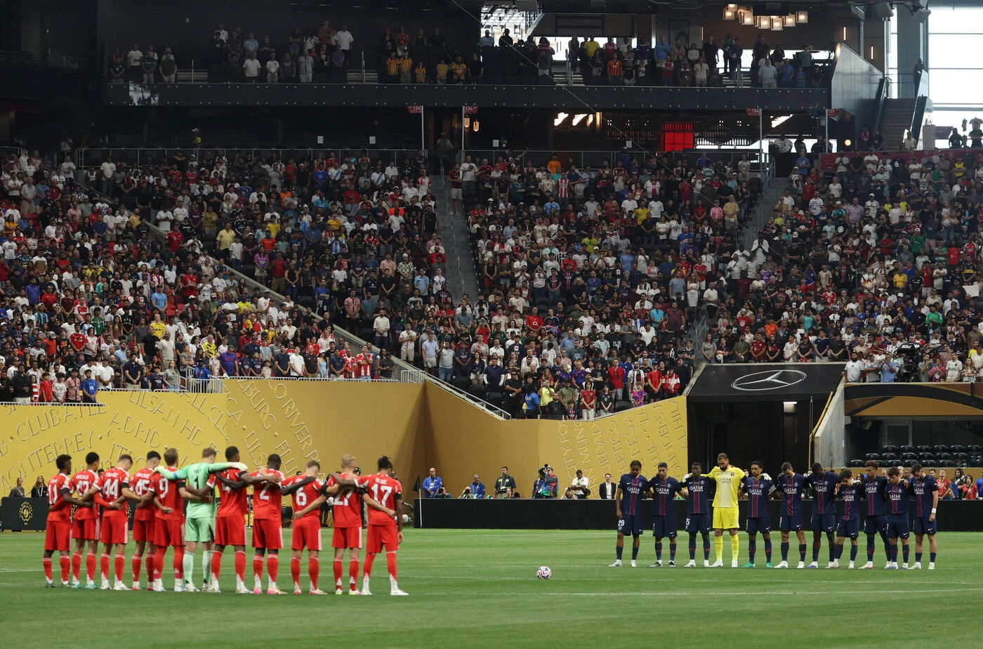 PSG-Bayern : les images de l’intense minute de silence en hommage à Diogo Jota et André Silva